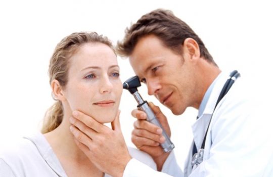 Um festzustellen, ob eine Gehörgangsentzündung vorliegt, sollte man sich von einem Arzt untersuchen lassen.