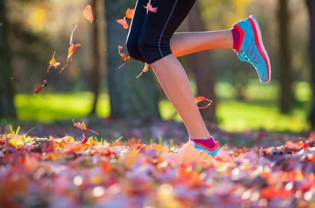 Mit den Füßen das Herbstlaub aufzuwirbeln, kann zusätzliche Freude beim Laufen bringen. © Lukas Gojda - Fotolia.com Im Herbst macht das Joggen besonders Spaß.