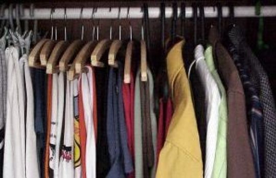 Kleider im Kleiderschrank aufgehängt