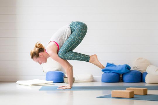 Yogalehrerin Kim Barchanski macht Asana-Übung.