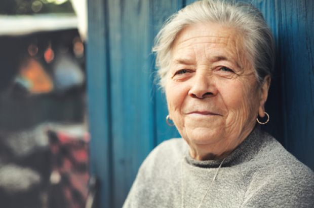 Alt und dabei gesund und glücklich: Porträt einer älteren Frau.